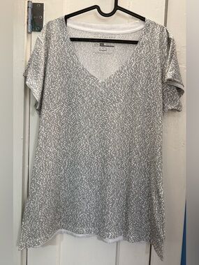 Women's V-Neck Short Sleeve Top with The Arabian Nights Text Print White/Black